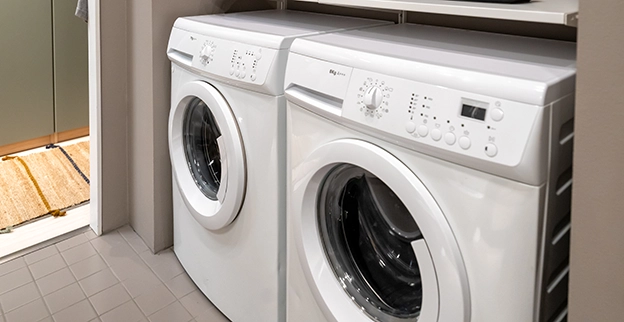 A white washer and dryer set.